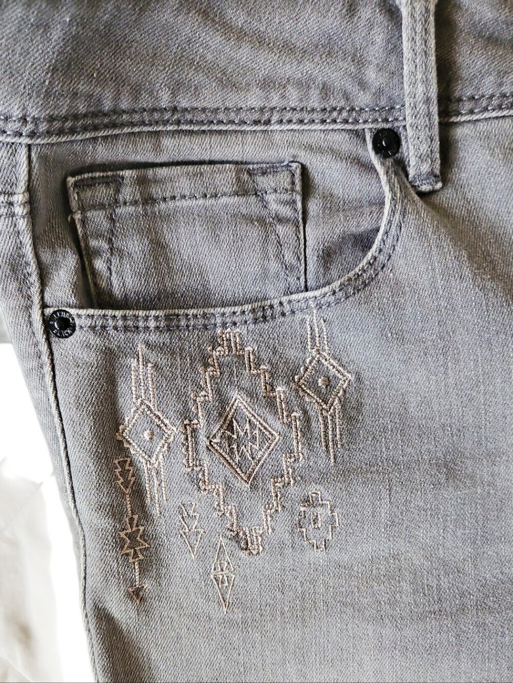Bullhead Black Trading Co Gray Aztec Embroidered Capri Jeans Size 5 Y2K Boho - Picture 6 of 6